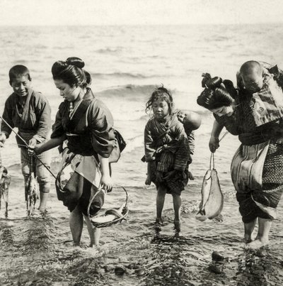 Mütter und Kinder beim Angeln, um 1900 von Japanese Photographer